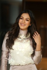  Catherine Tresa elegant outfit 