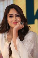 Mrunal Thakur stylish outfit