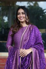  Nivetha Pethuraj glamours look