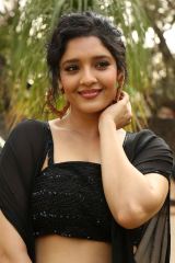  Ritika Singh in stylish outfit