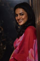  Shraddha Srinath in elegant saree