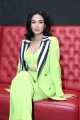  Sonal Chauhan  stylish outfit photo