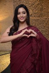  Srinidhi Shetty stylish look