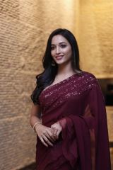  Srinidhi Shetty glamours look