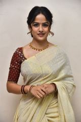 Vaishnavi Chaitanya saree style 